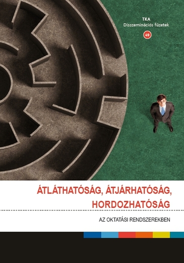 Átláthatóság az oktatási rendszerekben kiadvány borítóképe Kerek labirintus mellett álldogáló öltönyös fiú felülnézetből