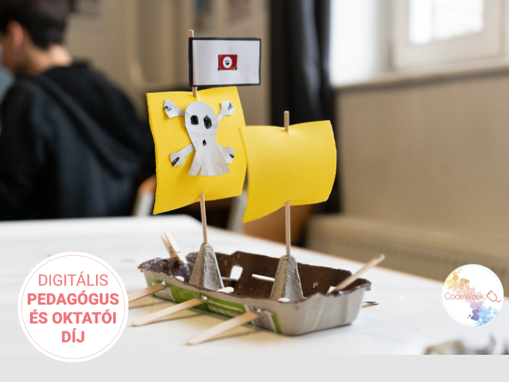 A 2025ös digitális pedagógus és oktatói díjat nyert projekt interjújának borítóképe egy DIY papír hajóról