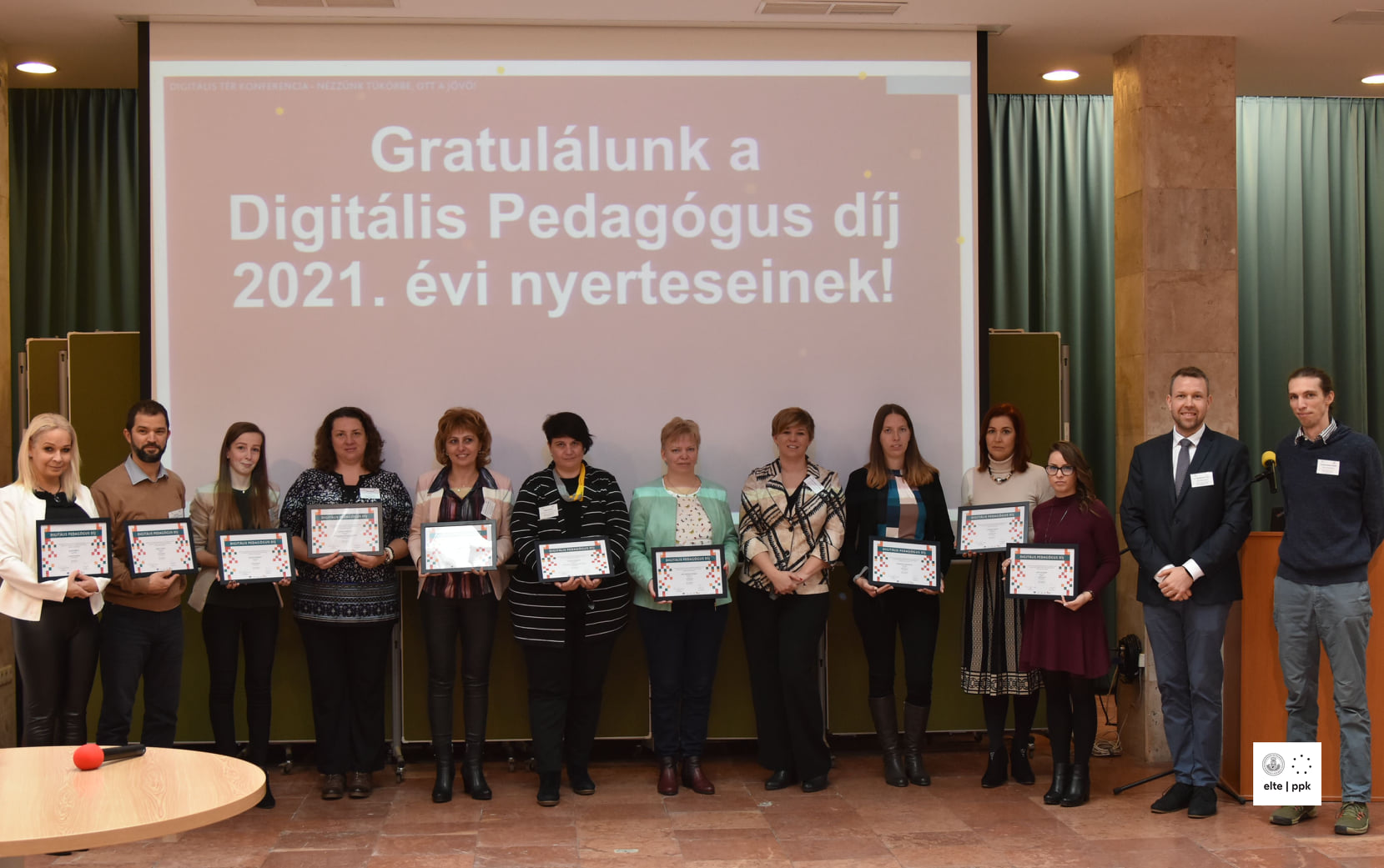 A 2021 évi Digitális Pedagógus Díj díjazottjainak csoportképe kezükben az okleveleikkel