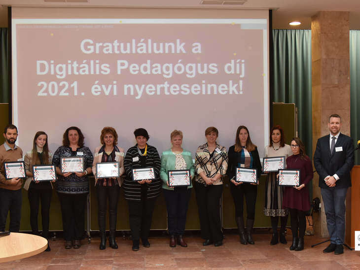 A 2021 évi Digitális Pedagógus Díj díjazottjainak csoportképe kezükben az okleveleikkel