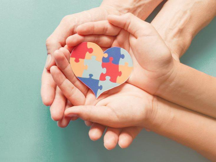 Tenyérben lévő színes puzzle szív