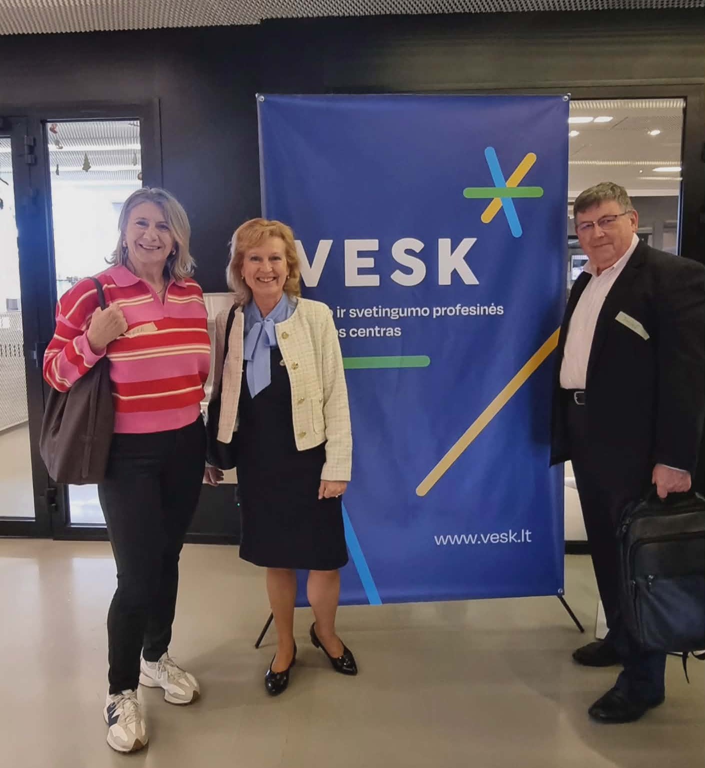 A magyar National VET Team az egyik meglátogatott iskola plakátja előtt