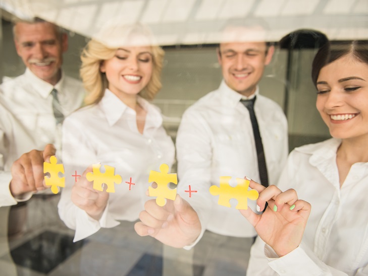 Kosztümbe és öltönybe öltözött elegáns férfiak és nők illesztenek puzzle darabokat egy ablakon egymás után